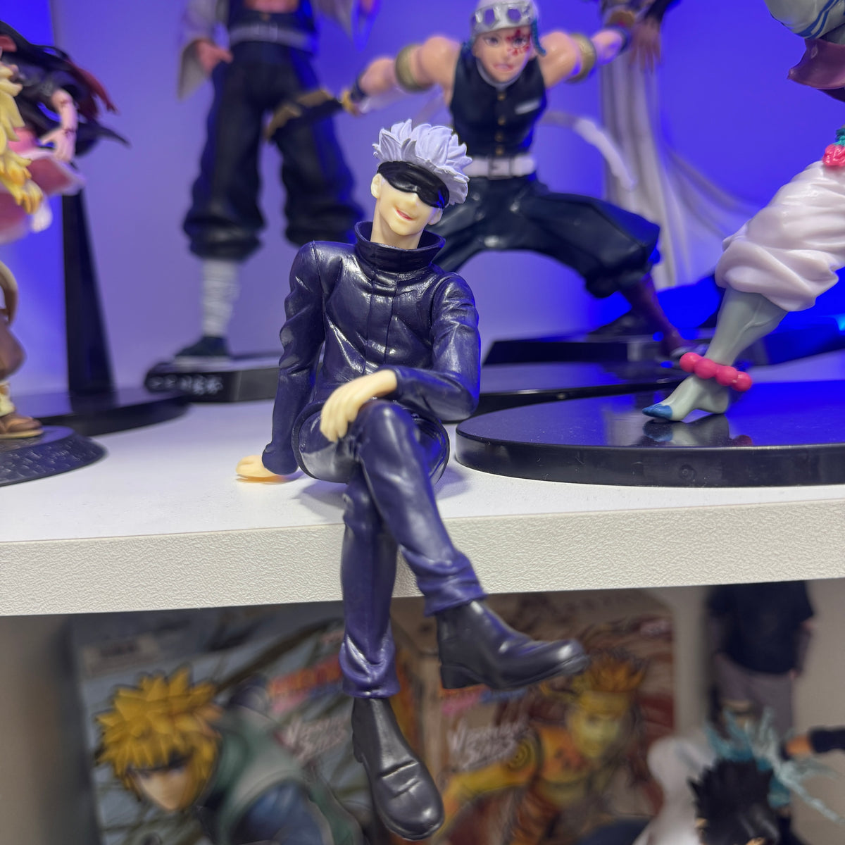 ACTION FIGURE SATORO GOJU SENTADO 13CM - JUJUTSU KAISEN