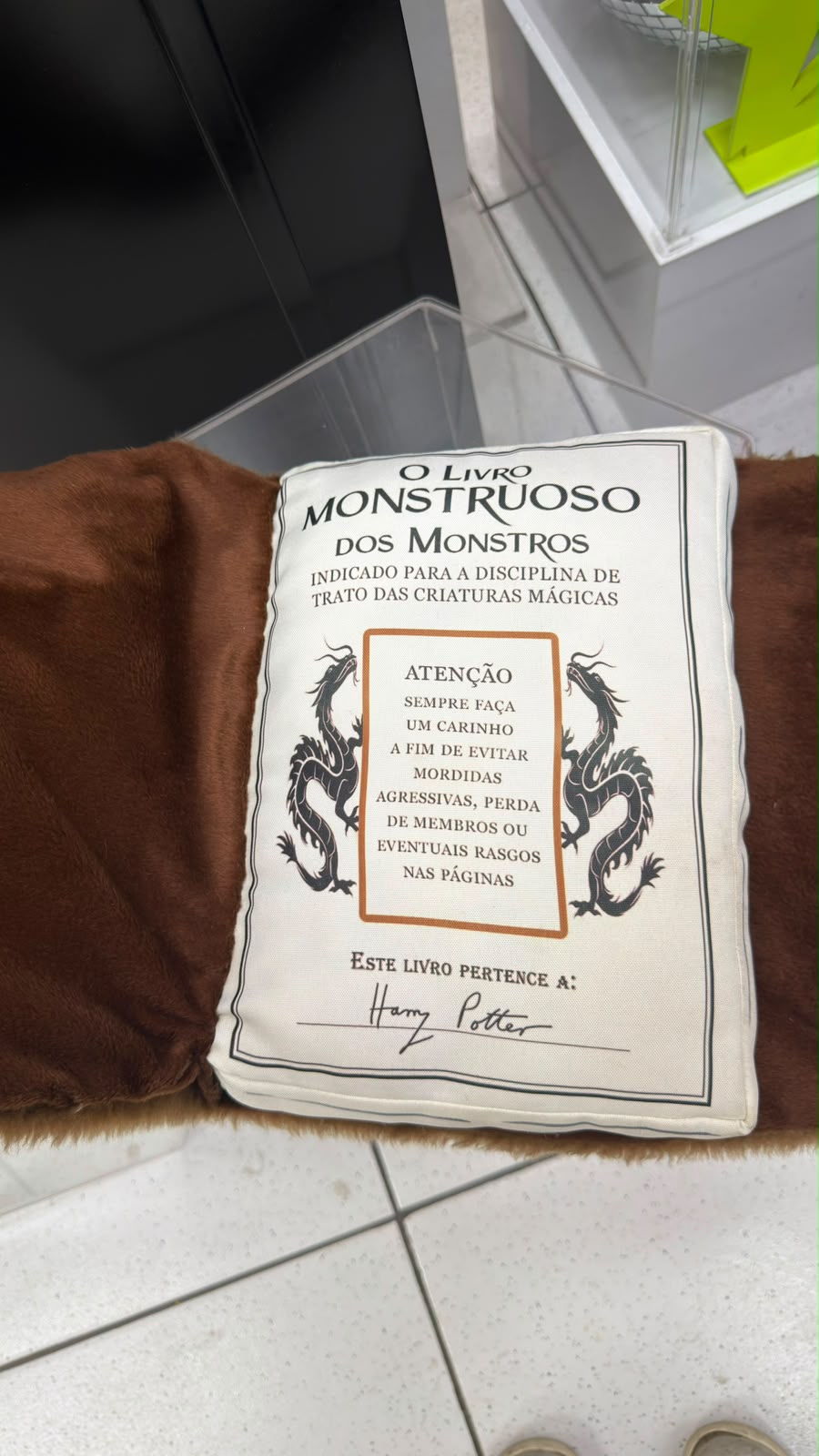 ALMOFADA LIVRO MONSTRUOSO DOS MONSTROS 40CM - HARRY POTTER