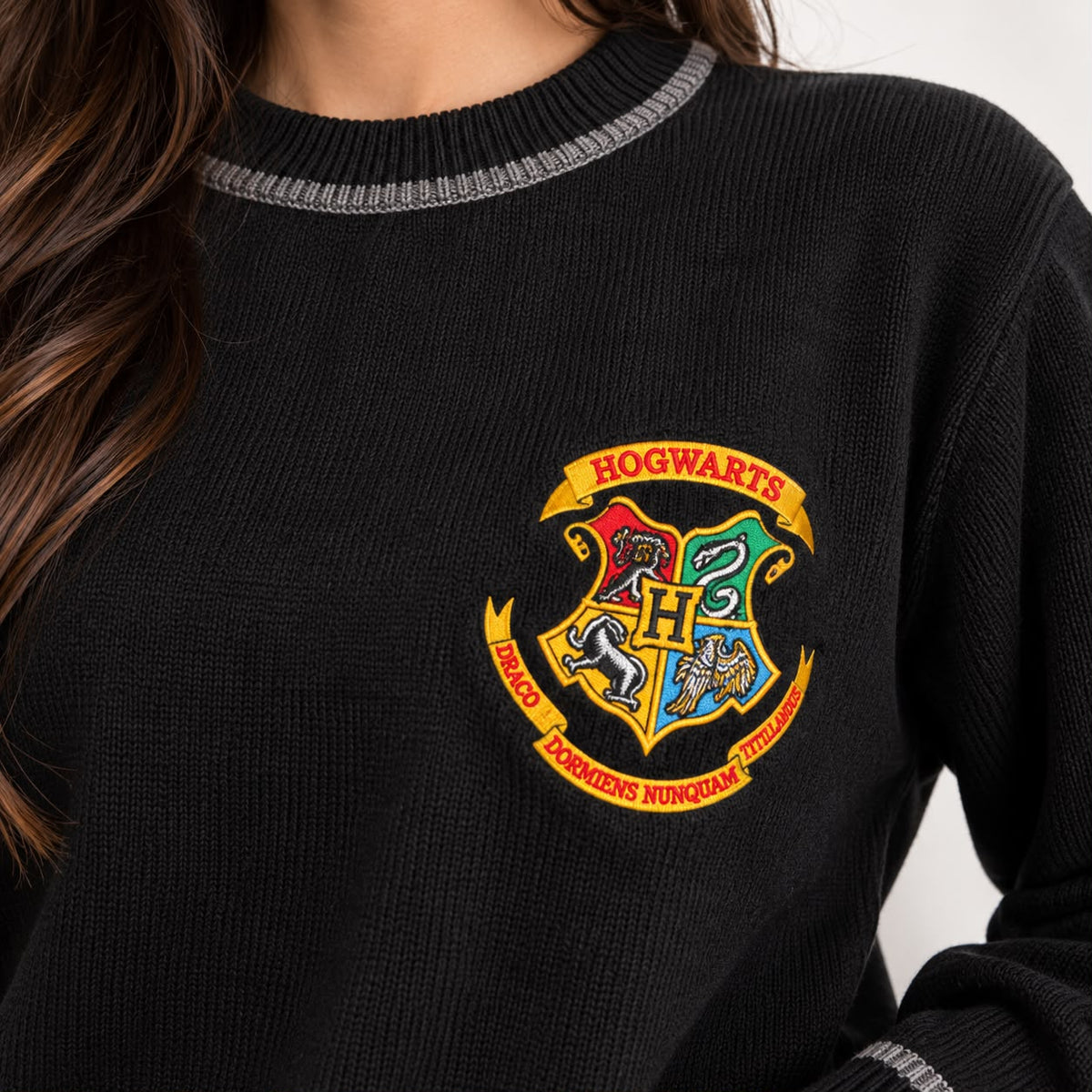 SUÉTER PRETO DE HOGWARTS EM LÃ BORDADO - HARRY POTTER