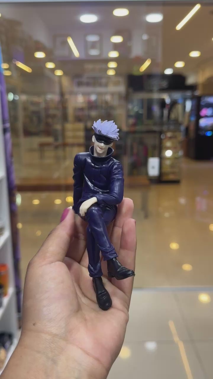 ACTION FIGURE SATORO GOJU SENTADO 13CM - JUJUTSU KAISEN